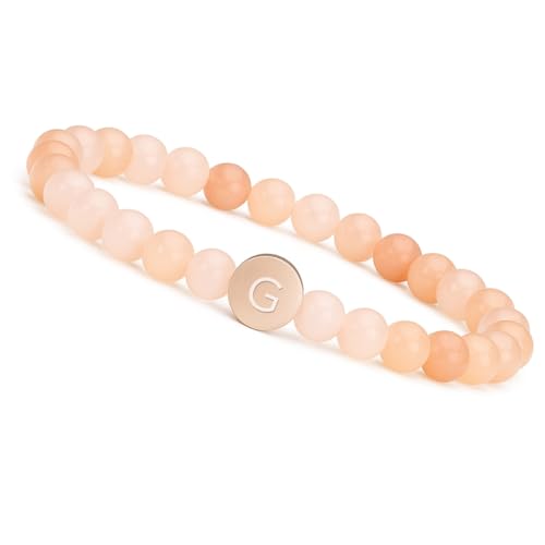 GD GOOD.designs EST. 2015 Pulseira com letras e contas de pedra natural de quartzo rosa I pulseira personalizada de pérolas para senhora com contas de letras banhadas a ouro rosa de 18 K