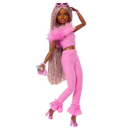 Barbie Deluxe Style Boneca n. 4 com conjunto de moda Barbiecore rosa claro de calças e top com gola de pele, cabelo trançado loiro e castanho e acessórios divertidos, HYV28