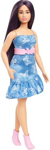 Barbie Fashionistas boneca n. 231 com cabelo roxo, vestido de ganga sem alças com estampado de borboletas e cinto e botins rosa, HYT89