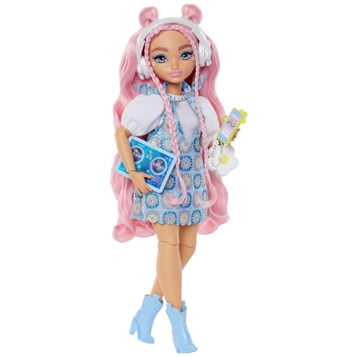 Barbie Dream Besties Daisy Jean boneca de moda articulada e acessórios, com roupas intercambiáveis e cabelo rosa ondulado, inclui 9 peças com tema musical e DJ, JDD74