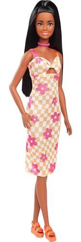 Barbie Fashionistas boneca número 233 com cabelo preto, que usa um vestido xadrez a meia perna em tons de laranja e flor rosa com colar e sandálias, HYT91