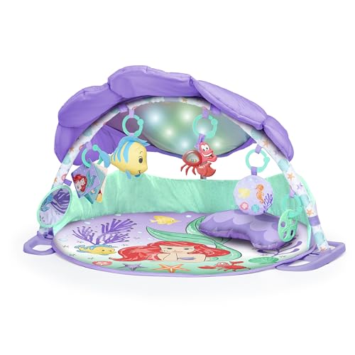 Bright Starts, Disney Baby, Manta de atividades e jogos da Pequena Sereia com luzes e 25 minutos de melodias, 6 brinquedos removíveis e almofada de suporte, cor roxa, para recém-nascidos a partir de