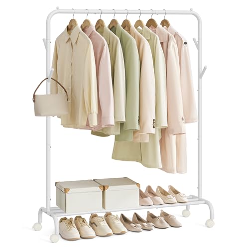 SONGMICS Cabide para pendurar roupa individual, armação de metal resistente, com rodas e prateleira, 50 kg de carga máxima total, 103,5 cm de largura, armazenamento de roupas, cor branca nuvem