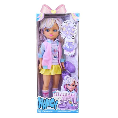 Nancy Charms in Style, boneca de estilo Kawaii com saia de tábuas e camisola estampada, colete e meias até ao joelho, inclui tamancos para encantos, 3 anos, famosa (NAC90000)