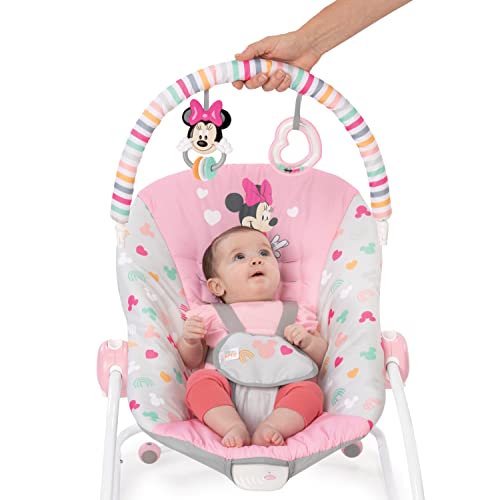 Bright Starts Disney Baby - Rede de baloiço Minnie Mouse Forever Besties, cadeira com vibrações relaxantes, arco de jogo, 2 brinquedos, arnês de 5 pontos, rosa, 0 a 30 meses, até 18 kg