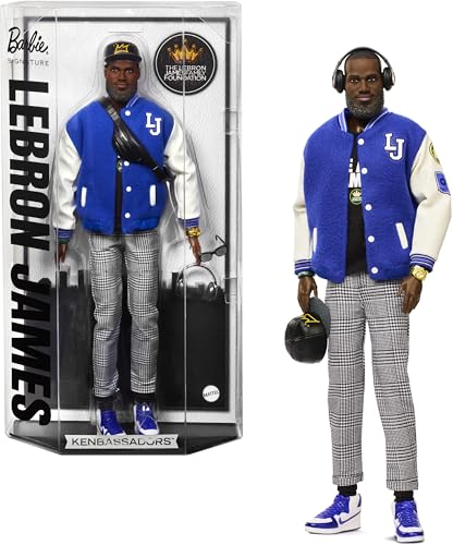 Barbie Signature Lebron James boneca Kenbassadors colecionável com casaco bomber universitário e acessórios que incluem auriculares e óculos de sol, entre outros, HRM33