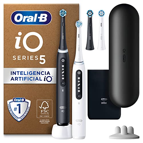 Oral-B iO 5N Escovas de dentes elétricas (pacote de 2) com cabo recarregável, 2 cabeças e estojo de viagem com carregador, desenhado por Braun - preto e branco